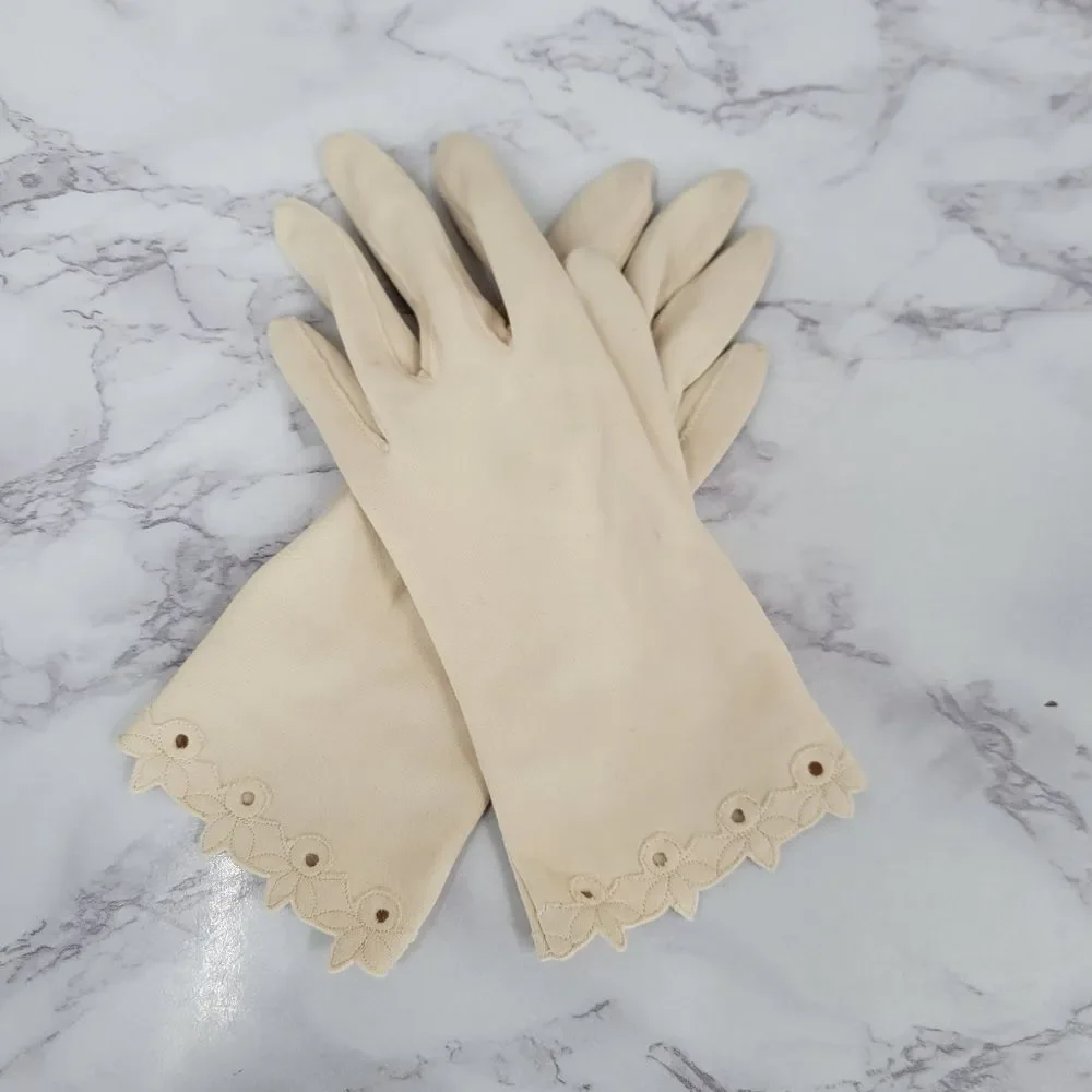 Vintage Ladies Cream Scalloped Eyelet Edge Dress Gloves